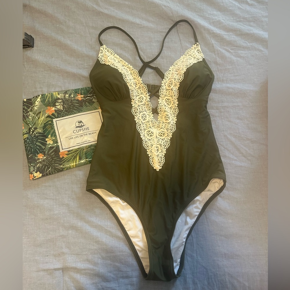 CUPSHE one piece Swim suit, never worn size M